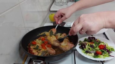 Lezzetli bir yemek fikri için taze salatayla eşleştirilmiş sosisler mükemmel bir uyum sağlar.