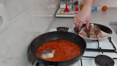 Zengin domates sosunda yüzen kızarmış balığın tadını çıkar. Hatırlanacak bir tarif.