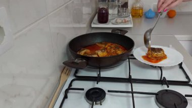 Zengin domates sosunda kızartılmış altın balık. Basit, lezzetli ve karşı konulmaz derecede lezzetli.