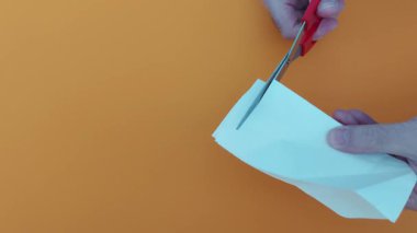 Yeni başlayanlar için basit makas teknikleriyle eğlenceli ve kolay kağıt kesme tasarımları öğrenin