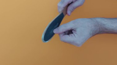Mükemmel şekillendirilmiş ve cilalanmış tırnaklara ulaşmak için uzman tırnak törpüleme teknikleri öğrenin.