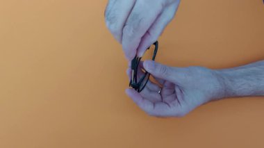 Profesyonel gözlük vida sıkma. Güvenilir tamirat, ev tamiri yok. Çerçevelerinizi koruyun