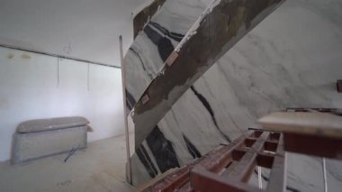 Mermer duvar sanatının cazibesini, zarafet ve yaratıcılığın mükemmel bir uyum içinde harmanlanması olarak deneyimleyin.