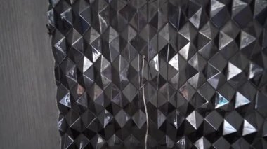 Parlak koni duvar panelleri ile uzayı dönüştür. Zarafet ve modern tasarımın bir birleşimi.