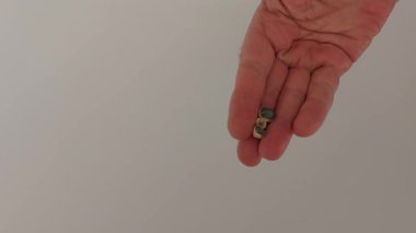 El yapımı diş taçlarının ustalığını tecrübe edin, kesinliğin sanatla buluştuğu yerde.