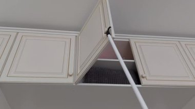 Yüksek raflara merdiven olmadan ulaşmak için güvenli teknikler - yastıkları zahmetsizce almak