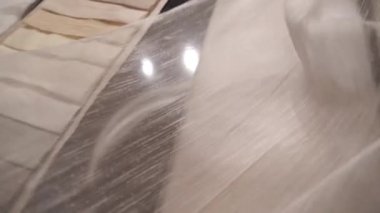 Parlayan kumaş gibi ışıldayan dokular her dokunuş ve hareketle zarif bir şekilde dans eder.