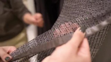 Zarif kumaş dokularını yakından incele. Karmaşık dokuma şekillerinin sanatsallığını göster.