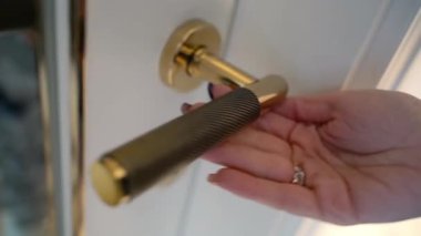 Rafine edilmiş lüks, altın bir kapı kolunda yaklaştı, sonsuz bir cazibe yaydı.