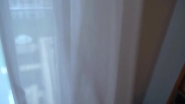 Perdelerin sallanışını seyret. Huzurlu, büyüleyici görsel bir dans.
