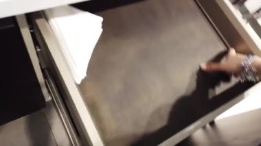 Tarz, işlevsellik ve cazibeyi birleştiren bir çekmecesi olan kusursuz bir organizasyon.