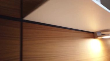 Yumuşak ışık, mutfaktan yavaşça süzülür. Huzur ve huzur hissi uyandırır.