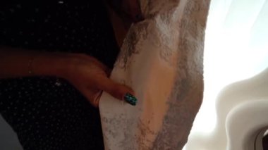 Gün ışığı perdeleri yumuşak bir parıltı yayar, sakin ve sakin bir sabah sahnesi yaratır.