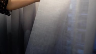 Dokulu gri kumaşın yakın çekimi, dingin ve yumuşak ışıkta zamansız zarafet sergiliyor.