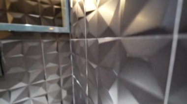 Temiz çizgiler modern bir mutfakta cesur geometriyle buluşur. Kiremitli desenler dinamik cazibe katar.