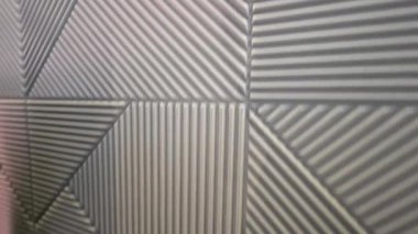 Geometrik duvar kalıpları modern zarafetle buluşur yumuşak ortam parıltısı parlak bir çalışma alanı cazibesini artırır