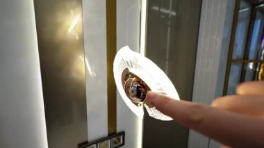 Cam detaylarıyla modern aydınlatma armatürü, aynalı dekor ve yumuşak parıltıyla rafine edilmiş bir alanı zenginleştirir.