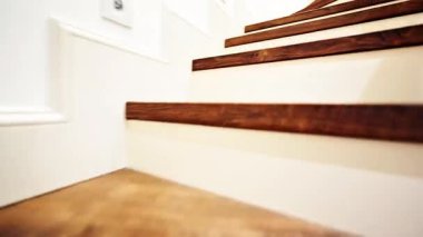 Modern mekanlar için aerodinamik ahşap merdiven işçiliği, sıcaklığı parlak akışla harmanlamak