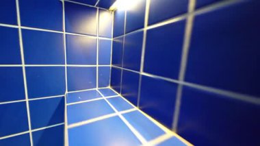 Yumuşak bir ortam parlaklığı huzurlu bir banyo-sakin rengini sarar. Nazik, dağınık bir ışıltıyla buluşur.