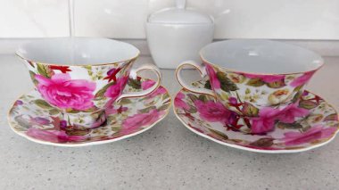 Kristal akıntılar su akışı saf berraklık huzurlu sıcaklıkla buluşur, akışkan bir ahenkle huzur içinde kucaklaşır.