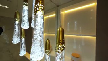 Kristal kolye, yumuşak, yumuşak, yumuşak bir ışık, sıcak bir ortam, zamansız bir gölgeyle yıkandı.