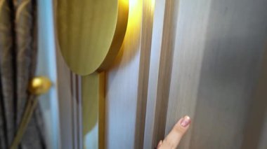 Yumuşak ışık, fırçalanmış metal bir kulpta oynar, perdeler sallanan kontrastlar, hareket halindeki doku