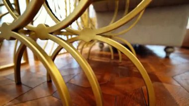 Parlak fırçalı metal bacaklar sıcak ahşap-modern kontrast, rafine dokular, zamansız cazibe