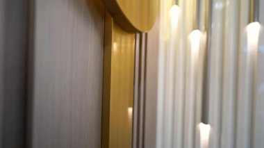 Modern aksesuarlardan yayılan yumuşak, ışıl ışıl ışık atmosferde sıcak, davetkar bir ışık saçıyor.