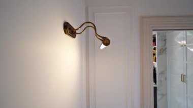  Duvar lambası sıcak, çevresel ışıltılı bir ışık saçıyor.