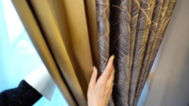 Yoğun kadife kadehler, parmak uçları akışkan zarafetini takip ediyor.