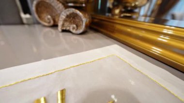 Lüks kumaş işçiliği üzerine karmaşık nakış. Sanatçılık ve ince detaylarla işlenmiş.
