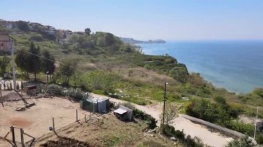 Hava dinginliği, berrak denizi kucaklayan yemyeşil kıyı şeridini gözler önüne seriyor. Huzurlu bir kaçış.