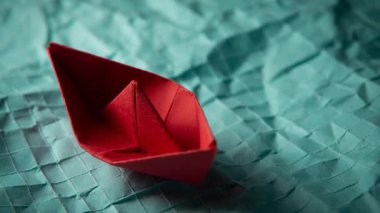 Kağıt Tekne Kağıt Su Durağı Animasyonunda Yüzüyor