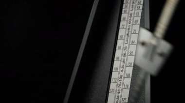 Mekanik Metronom Karanlık Yakın Çekimde Sallanıyor Kusursuz Geçiş