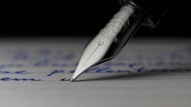 El yazısı Mürekkep Dolma Kalemi Kullanılıyor