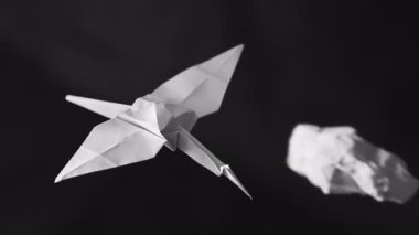 Origami Turnası Kağıt Bulutları Arasında Uçuyor Hareket Animasyonunu Durdur Kusursuz Döngü 16: 9 Görünüm Oranı