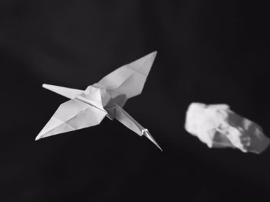 Origami Turnası Kağıt Bulutları Arasında Uçuyor Hareket Animasyonunu Durdur Kusursuz Döngü 4: 3 Görünüm Oranı