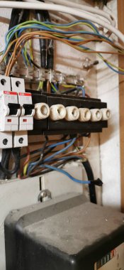 Devre kesicilere ve diğer elektrik kablolarına bağlı birçok kabloya sahip bir dağıtım panosu. Yüksek kalite fotoğraf
