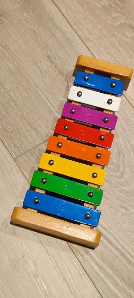 Çocuk metalofonu laminatta, ahşap zeminde. Yüksek kalite fotoğraf
