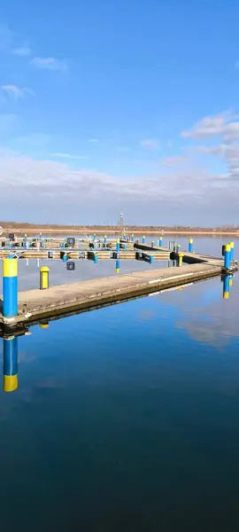Tekneler, yatlar, yelkenliler için şehir iskelesi. Mavi gökyüzü ve ayna benzeri göl yüzeyi. Yüksek kalite fotoğraf