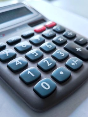 Okul ve öğrenci eğitimi için çok fonksiyonlu hesap makinesi. Matematik, bilim ve eğitimle ilgili çizimler için ideal. Yüksek kalite fotoğraf