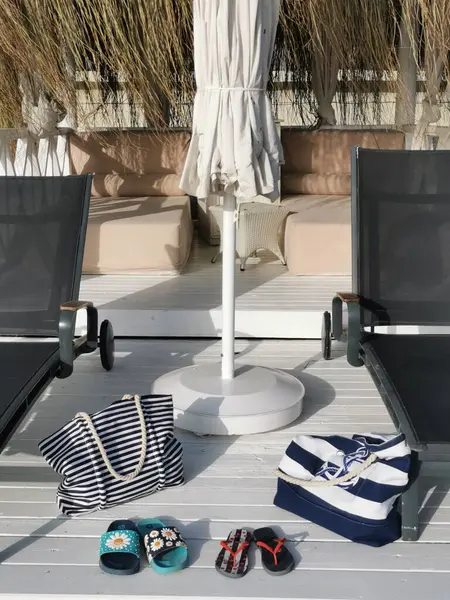 Fotoğrafta, rahat mobilyalarla terasa yerleştirilmiş şık yaz aksesuarları görülüyor. Yüksek kalite fotoğraf