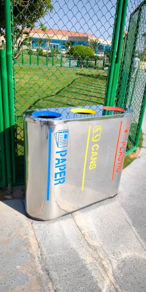 Ayrı atık toplama için modern metal konteynır bir otel veya tatil köyünde bulunmaktadır.