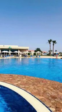 Parlak mavi bir yüzme havuzunda kaynayan köpüklü bir su. Bu da jakuzi, girdap ya da dekoratif bir çeşme olabilir..