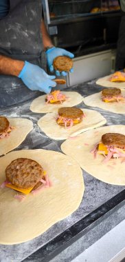 Eşsiz bir sokak yemeği yapma süreci - bir pizza burger ya da dolgulu kapalı bir pizza