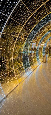 Kentsel ışık kurulumu - binlerce ampulden oluşan bir kemer. Neşeli bir hava için ışıldayan bir çelenk tüneli.