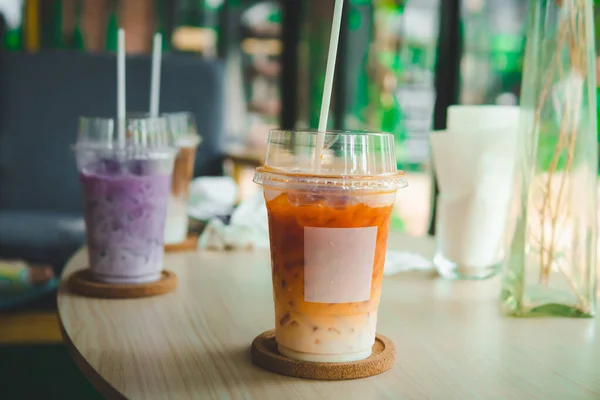 Nahaufnahme Von Zweifarbigem Eiskaffee Café Auf Holztisch — Stockfoto