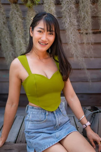 Portret Van Mooie Sexy Aziatische Vrouw Dragen Van Een Groene — Stockfoto