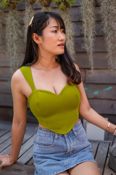 Porträt Der Schönen Sexy Asiatischen Frau Trägt Ein Grünes Trägerloses — Stockfoto