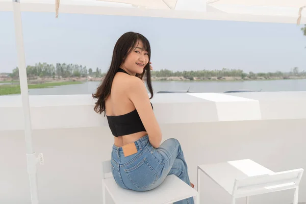 Krásná Sexy Asijská Žena Černých Šatech Pose Pro Fotografii Šťastně — Stock fotografie
